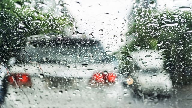 Chống bám nước mưa cho kính xe