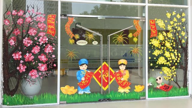 trang trí Tết trên cửa kính tại Quảng Ninh